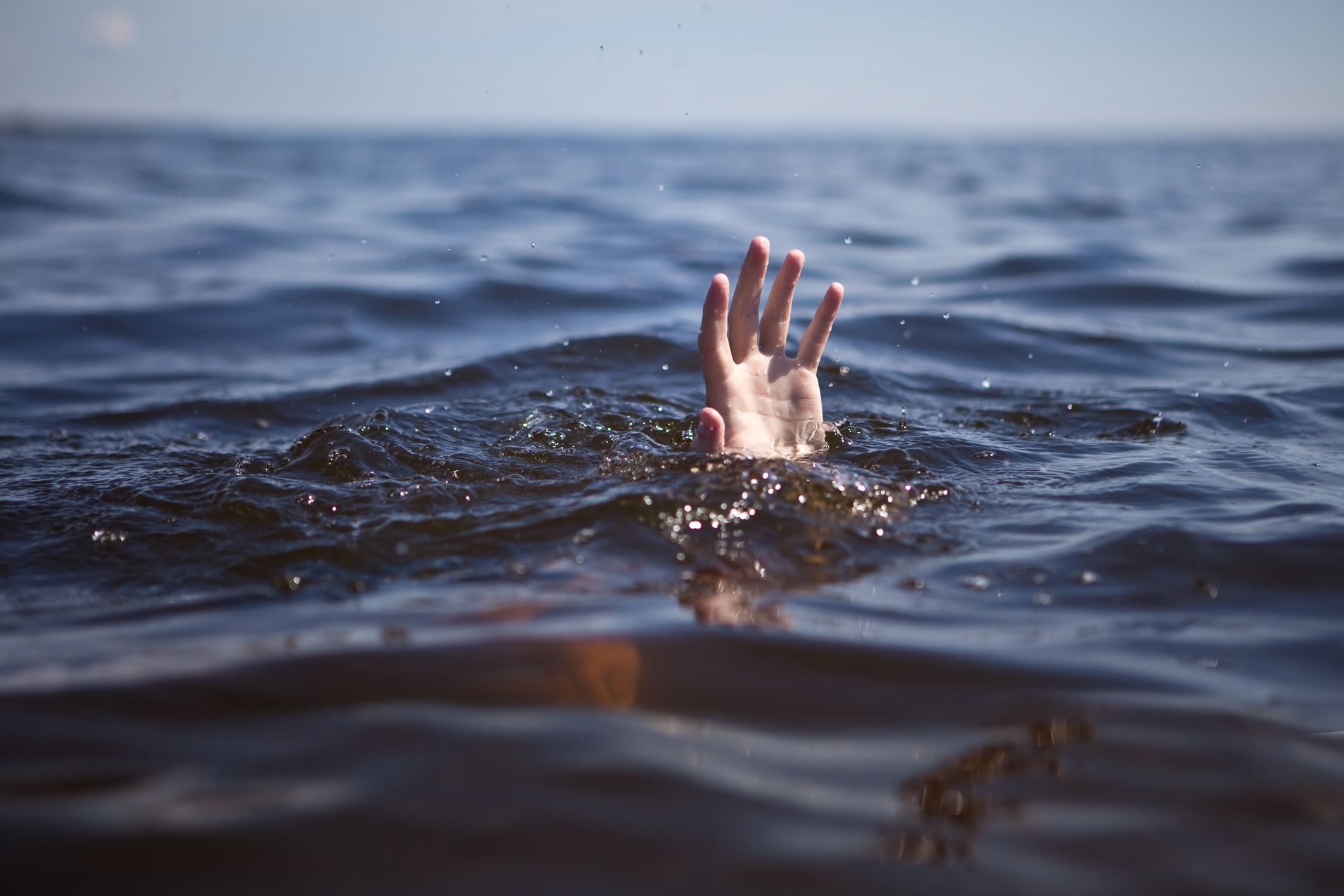 Тонет время. Человек тонет в воде. Тонет в море. Вода в руках. Тонуйущий человек.