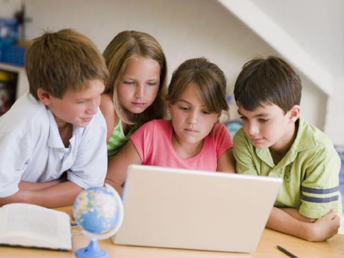 Сайт смотрим. Школьники групповая работа. Группа учеников. Школьник в интернете. Интернет и младший школьник.