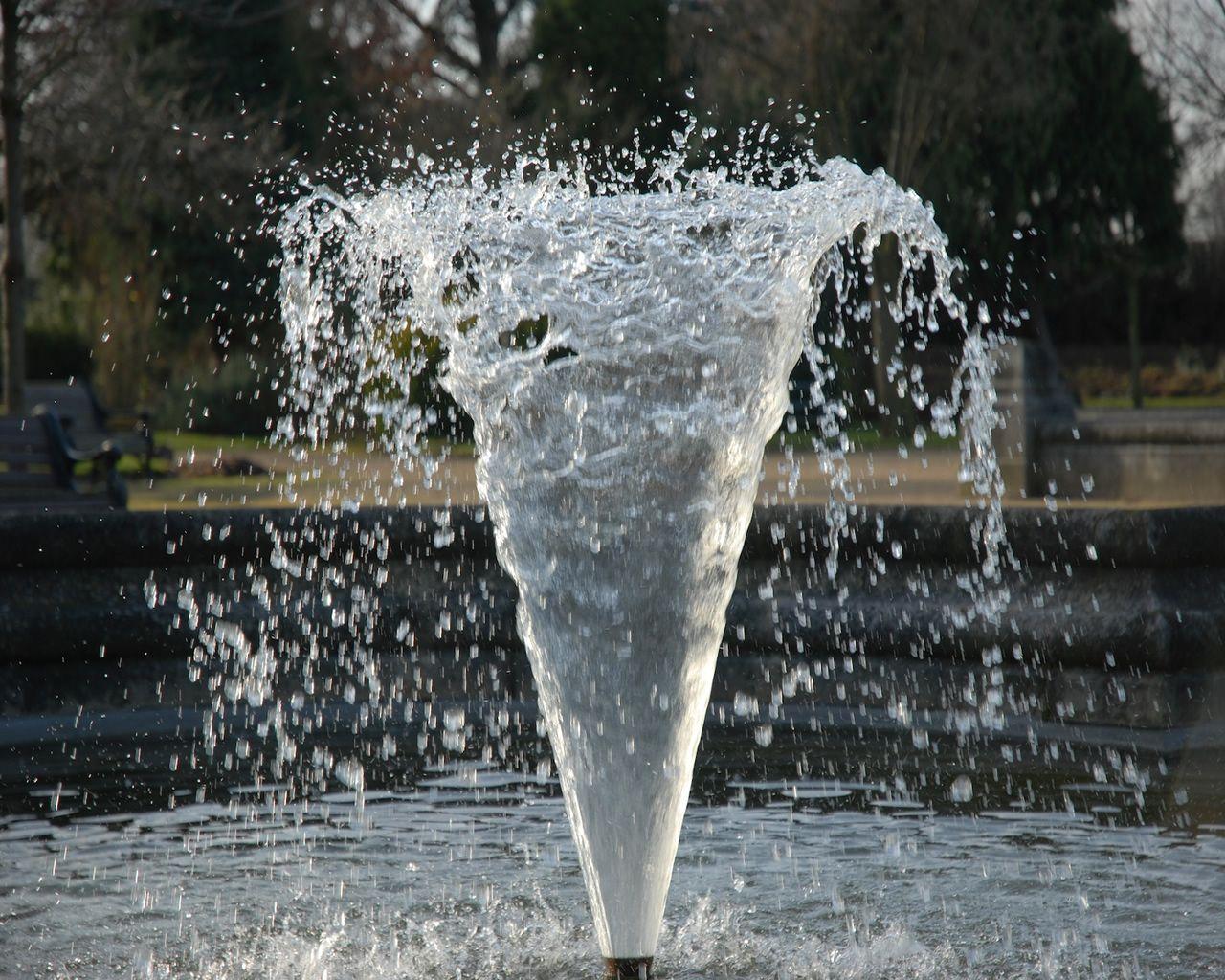 В фонтанах есть вода
