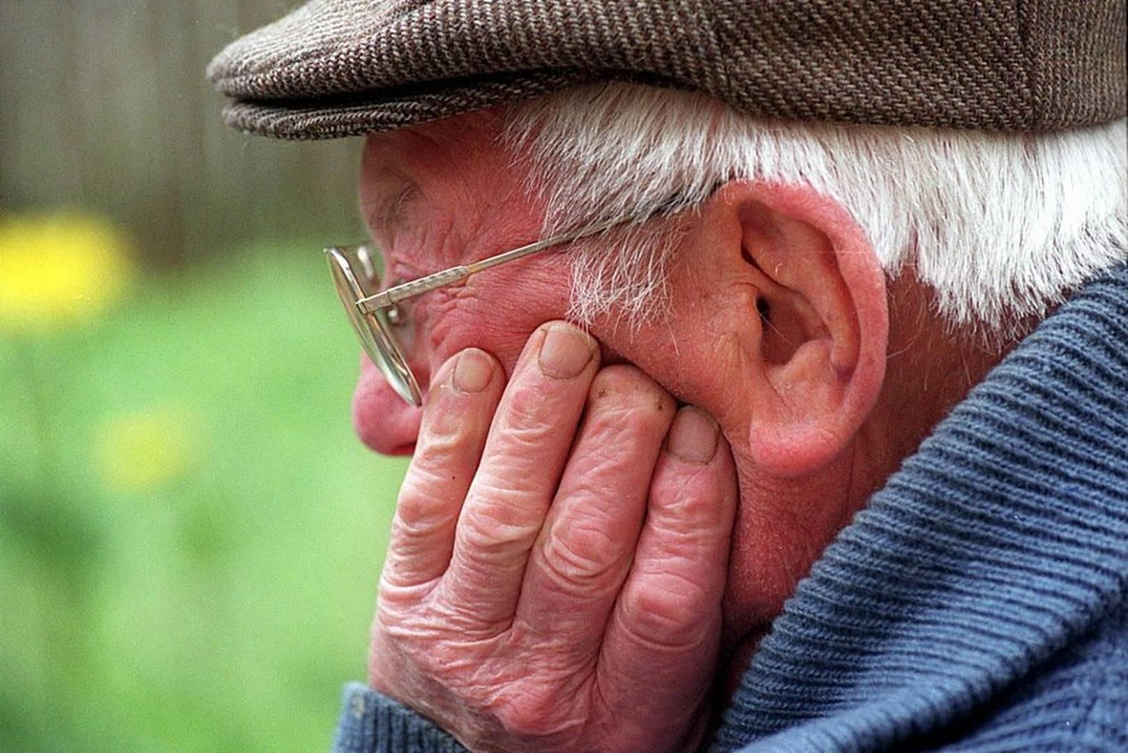 Почему дед плачет. Старик плачет. Пенсионер плачет. Плачущие пенсионеры. Плачущий дедушка.