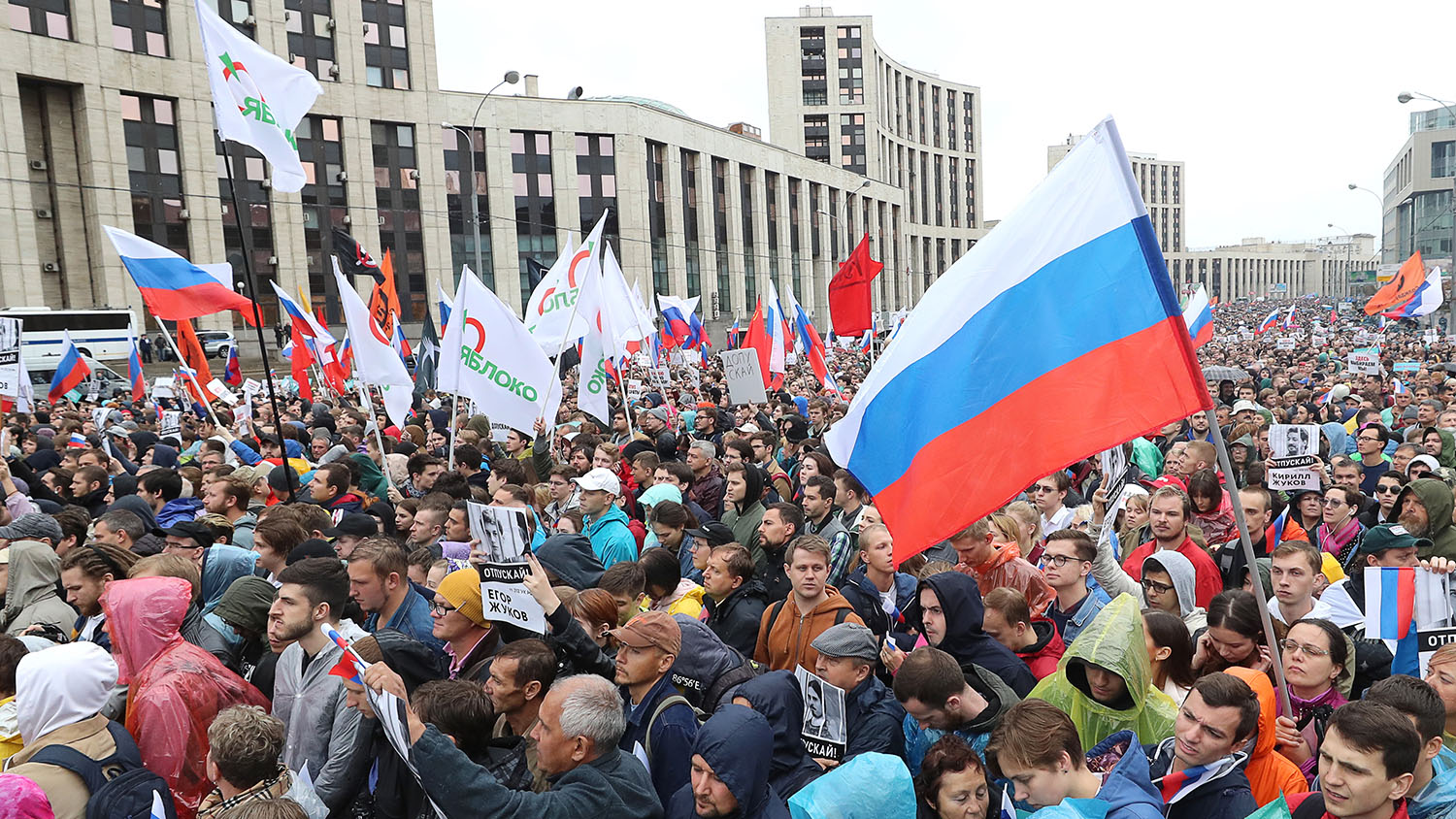 Картинка митинг. Митинг. Мирные демонстрации в России. Политический митинг. Митинги и демонстрации.