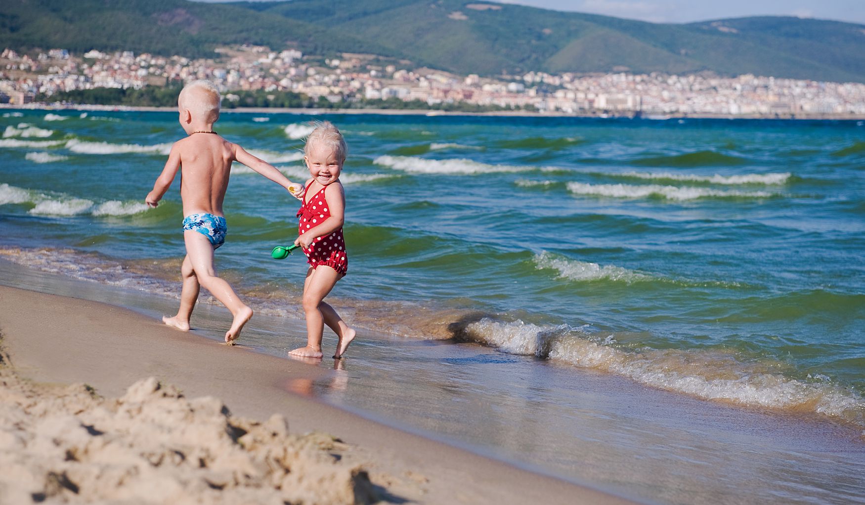 В 2 года в болгарию. Дети на море. Малыш на море. Малыш на пляже. Болгария пляж дети.