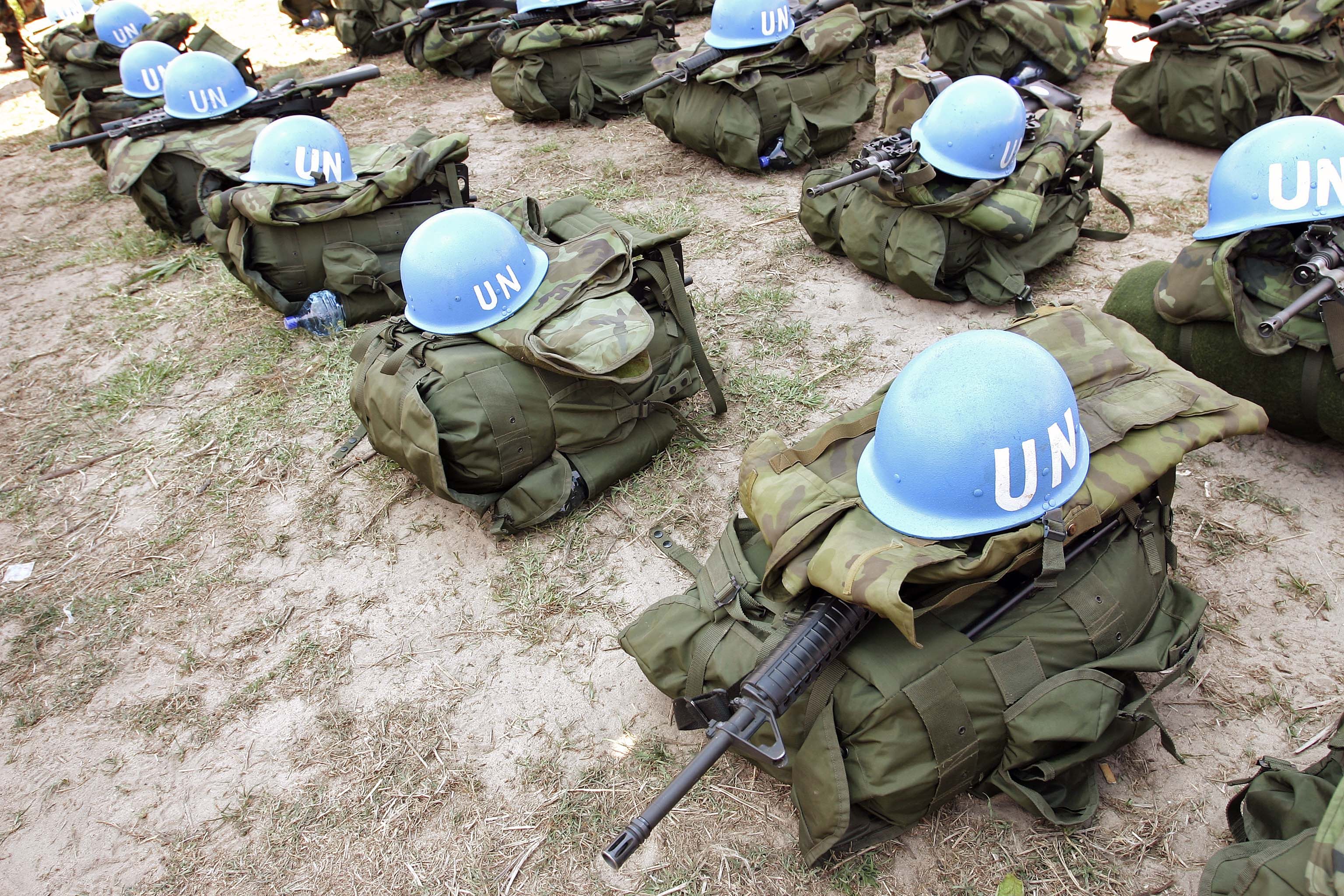 Первая миротворческая операция. Миротворческие силы ООН. Солдаты ООН. Каска Миротворца ООН. Миротворцы ООН.