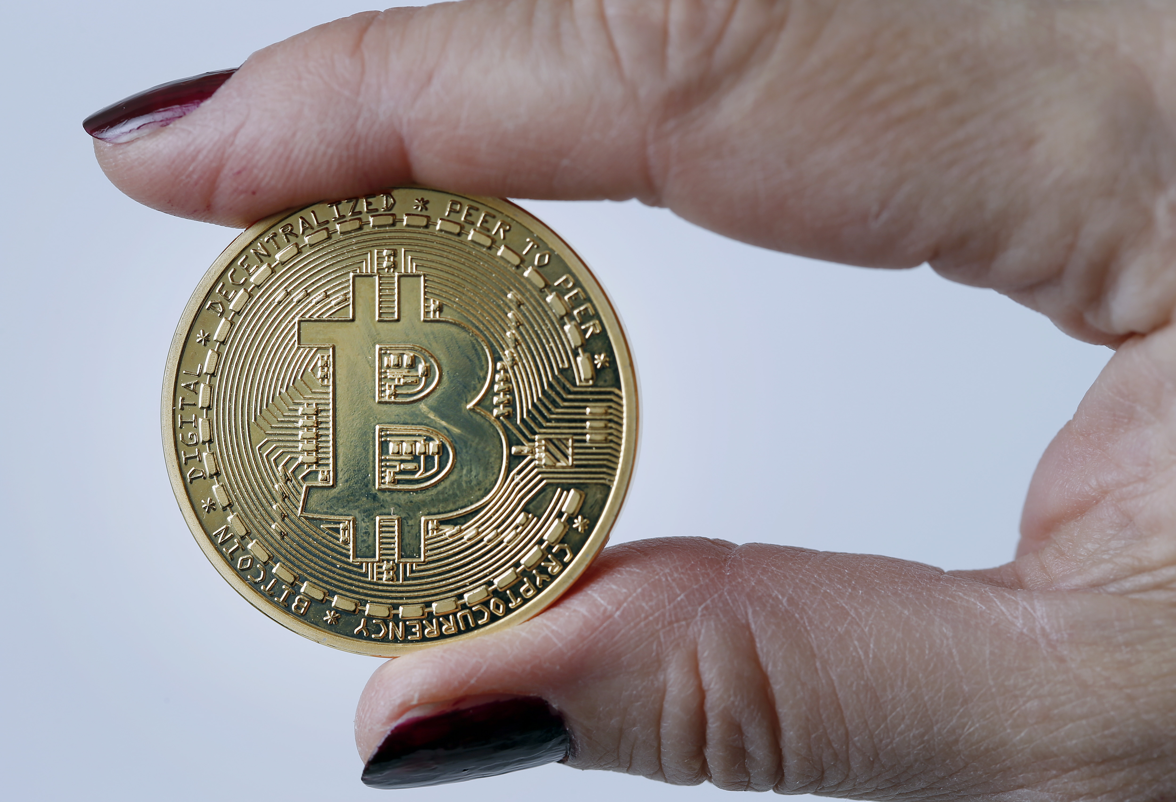 Какого цвета биткоин фото. Биткоин монета в руках. Биткоин в руке. Биткоин визуал. Как выглядит Bitcoin.