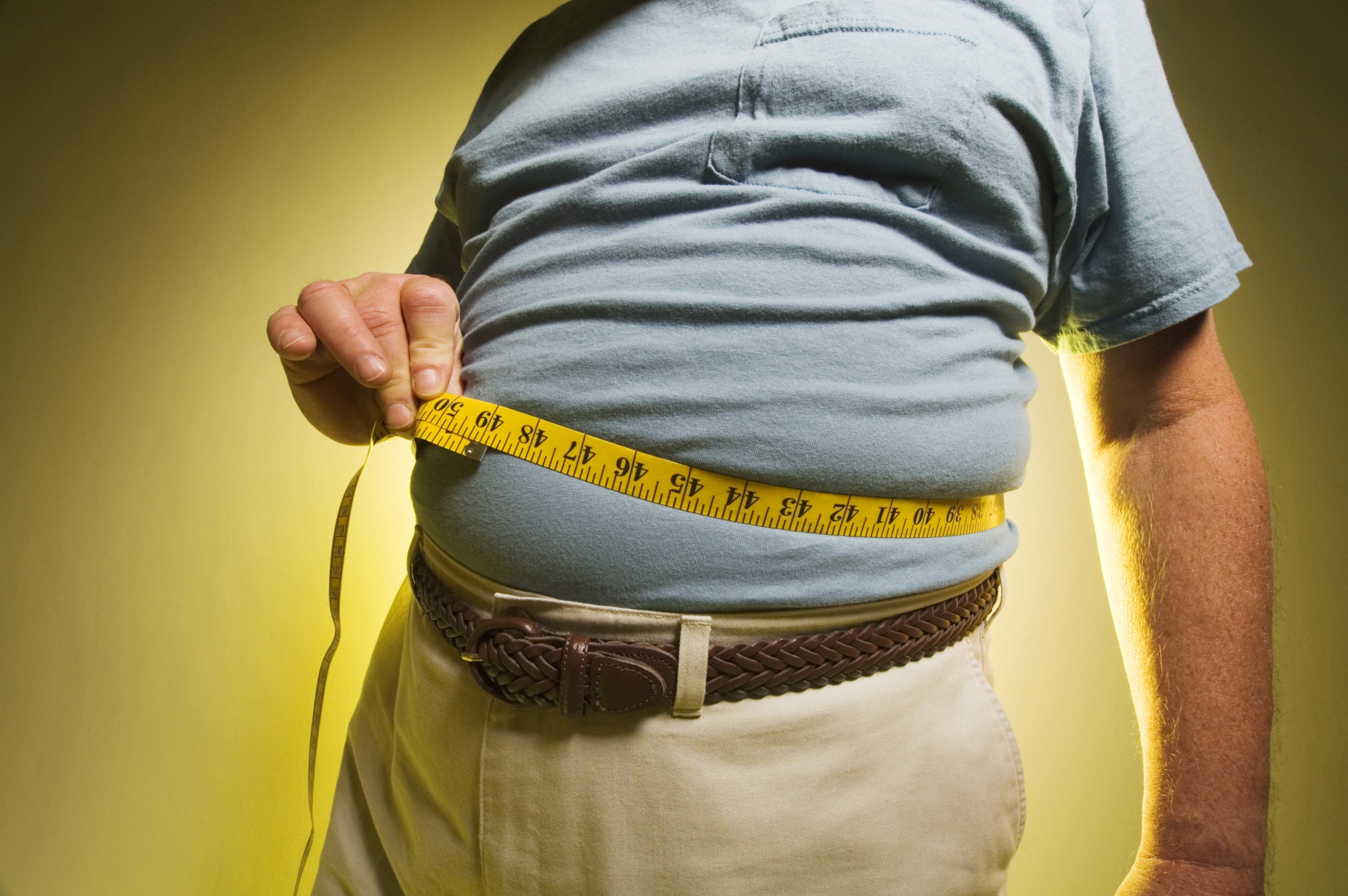 Растет живот у мужчин после 40. Избыточный вес. Избыточный вес у мужчин. Мужчина с сантиметром.