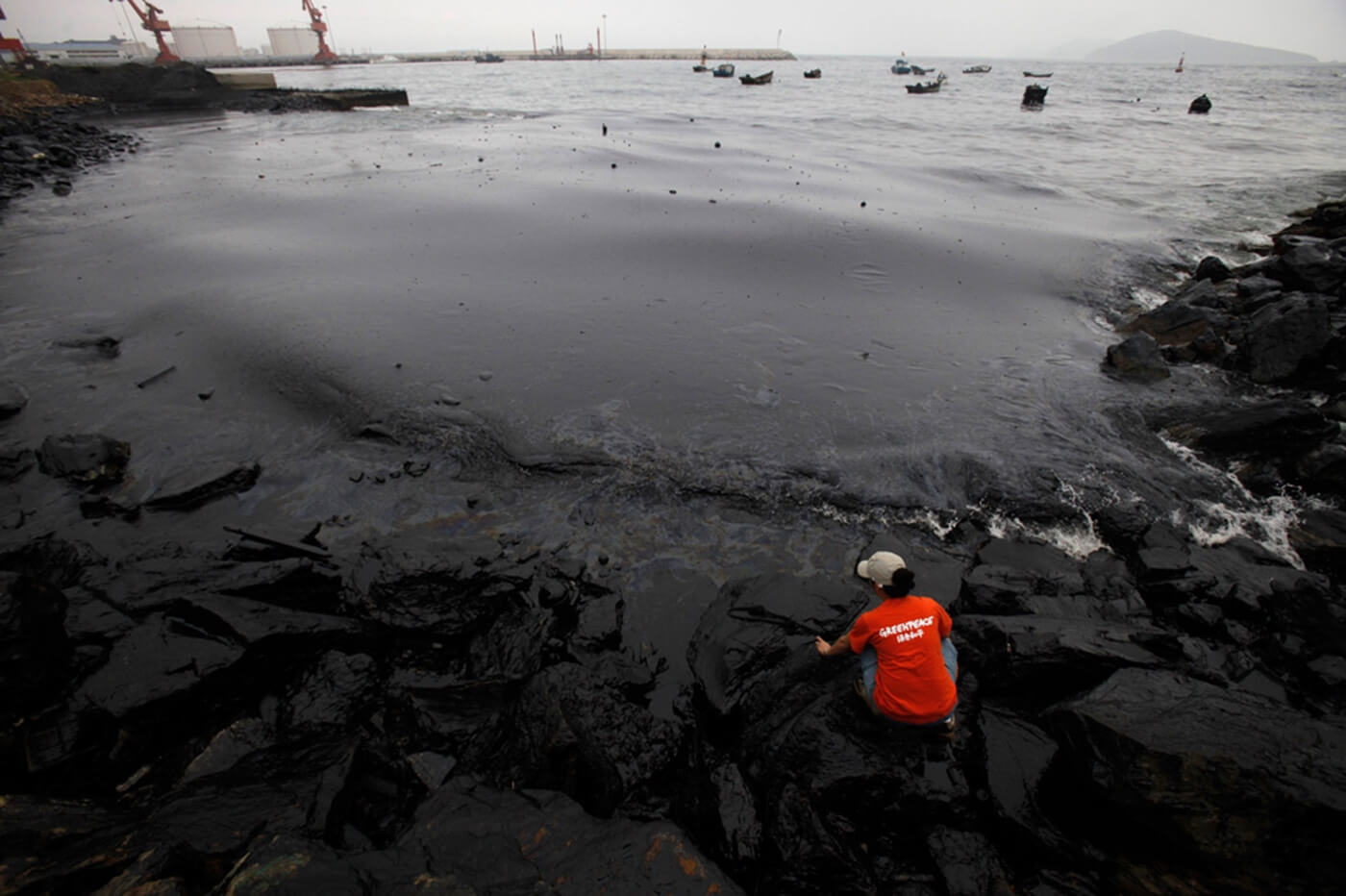 Нефть загрязняет воду. Deepwater Horizon нефтяное пятно. Экологическая катастрофа в море разлив нефти. Нефтяное пятно в желтом море жёлтое море. Экологическая катастрофа нефть.