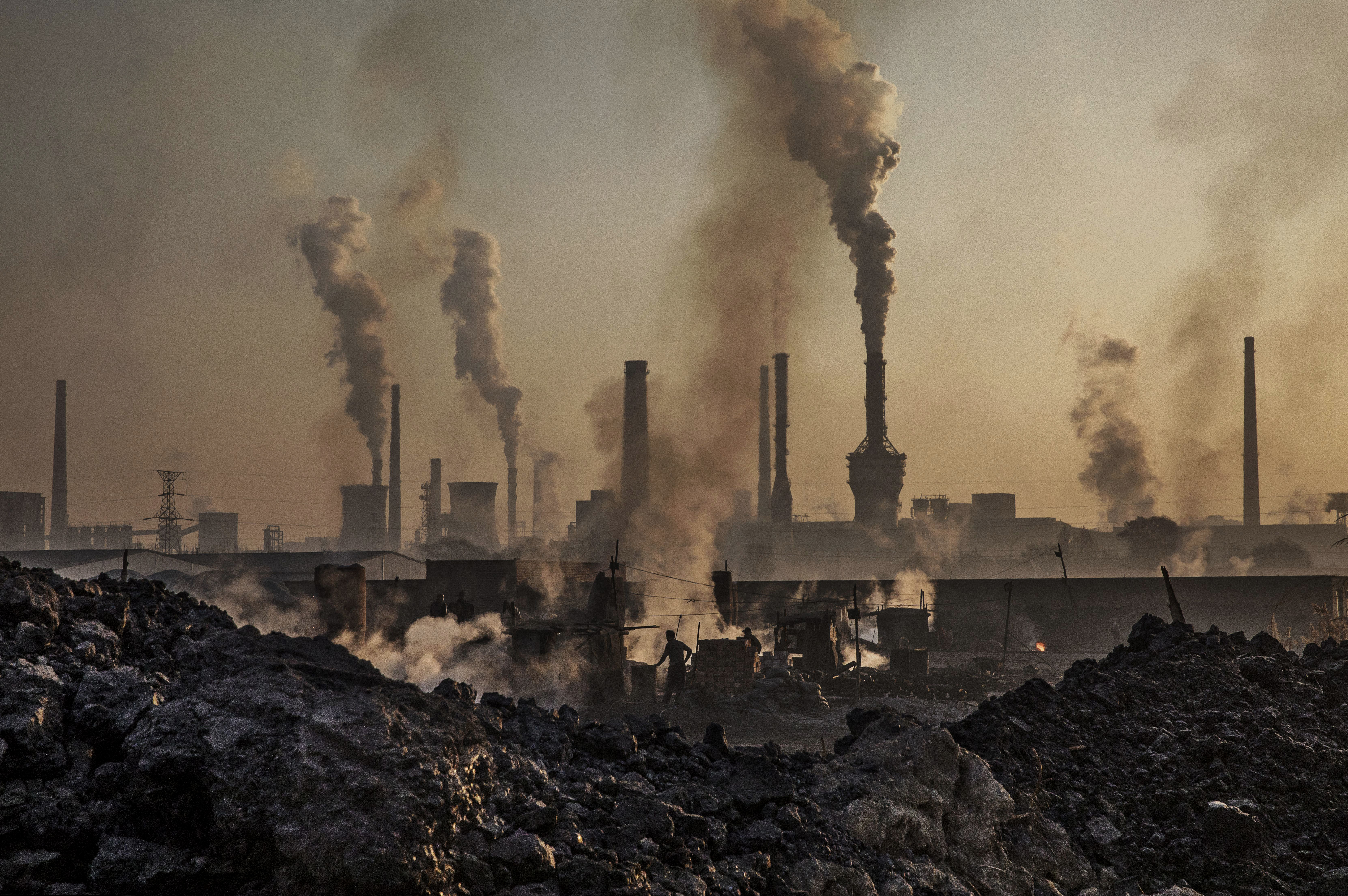 Влияние добычи угля на окружающую среду. Промышленное загрязнение. Промышленные предприятия загрязнение. Промышленность загрязняет. Заводы загрязняющие окружающую среду.