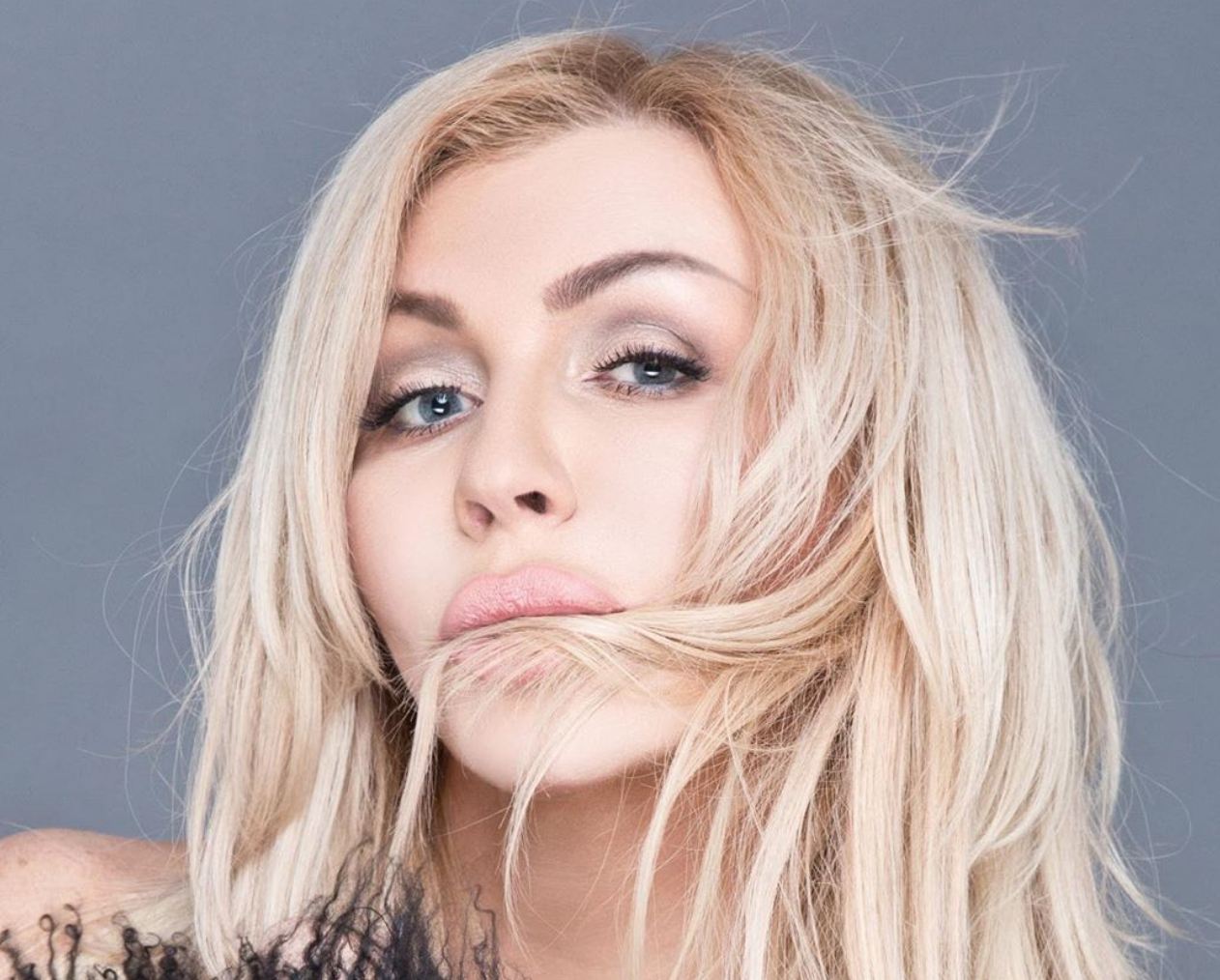 Әдемі іш киімдегі кеуделі сұлумен секс