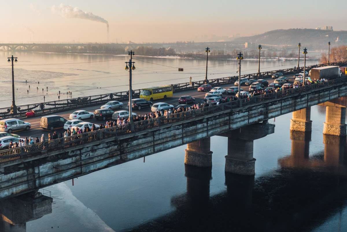 Мост патона в киеве фото. Аварийный мост Патона в Киеве. Киев мост Патона через Днепр троллейбус. Мост Патона состояние. Киев мост Патона метро Левобережная в новый год 2021.