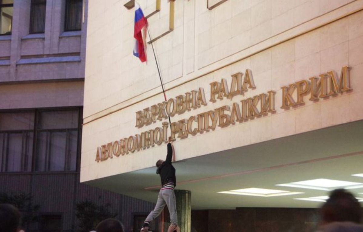 Верховный крым. Здание Верховного совета Крыма. Парламент Крыма 2014. Флаг Крыма на зданиях Верховного совета. Верховный совет Крыма 27 февраля 2014 года.