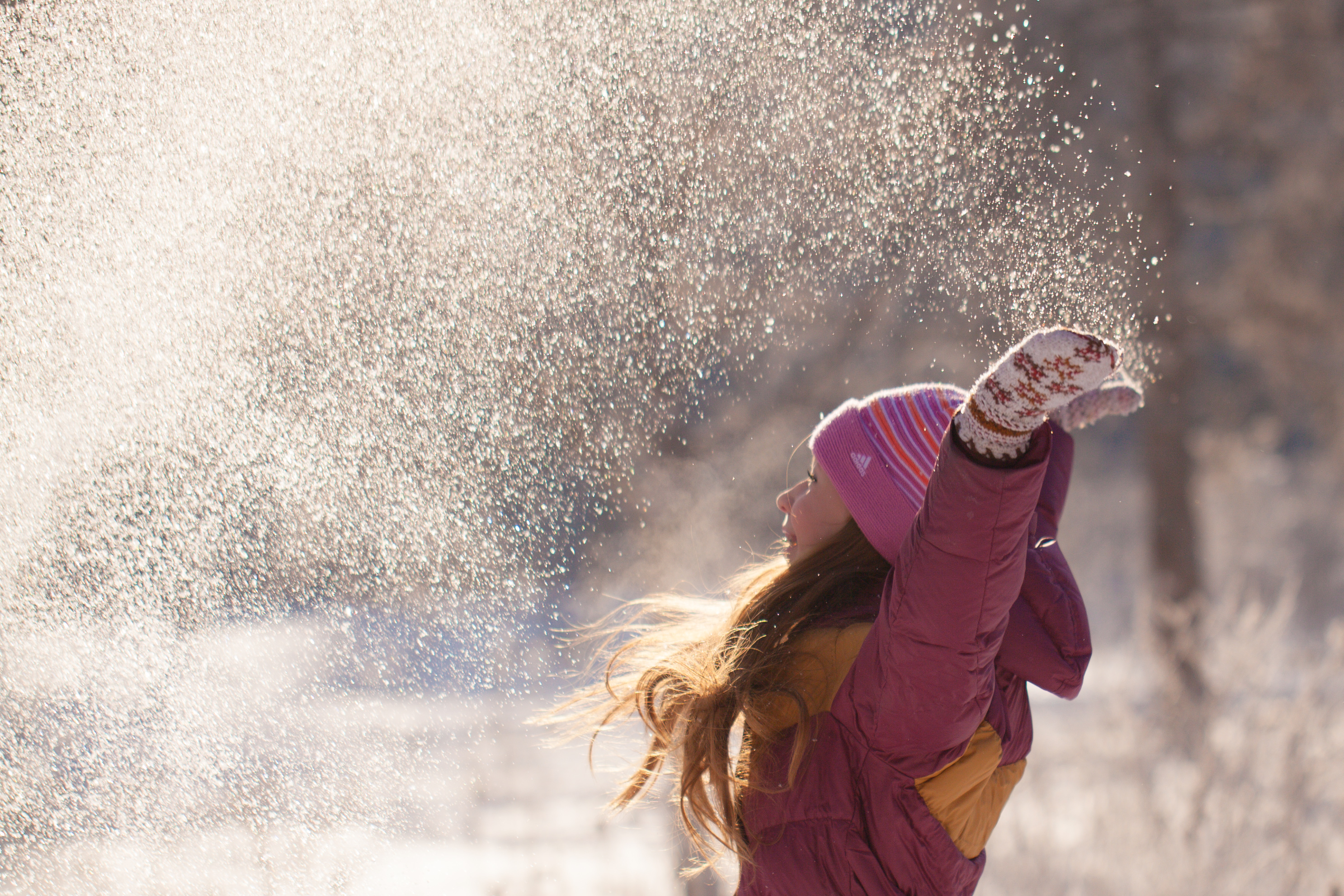 Зима огромная просторная нестерпимо блистающая. Радость зимой. Дети радуются снегу. Девушка в снегу. Счастье зима.