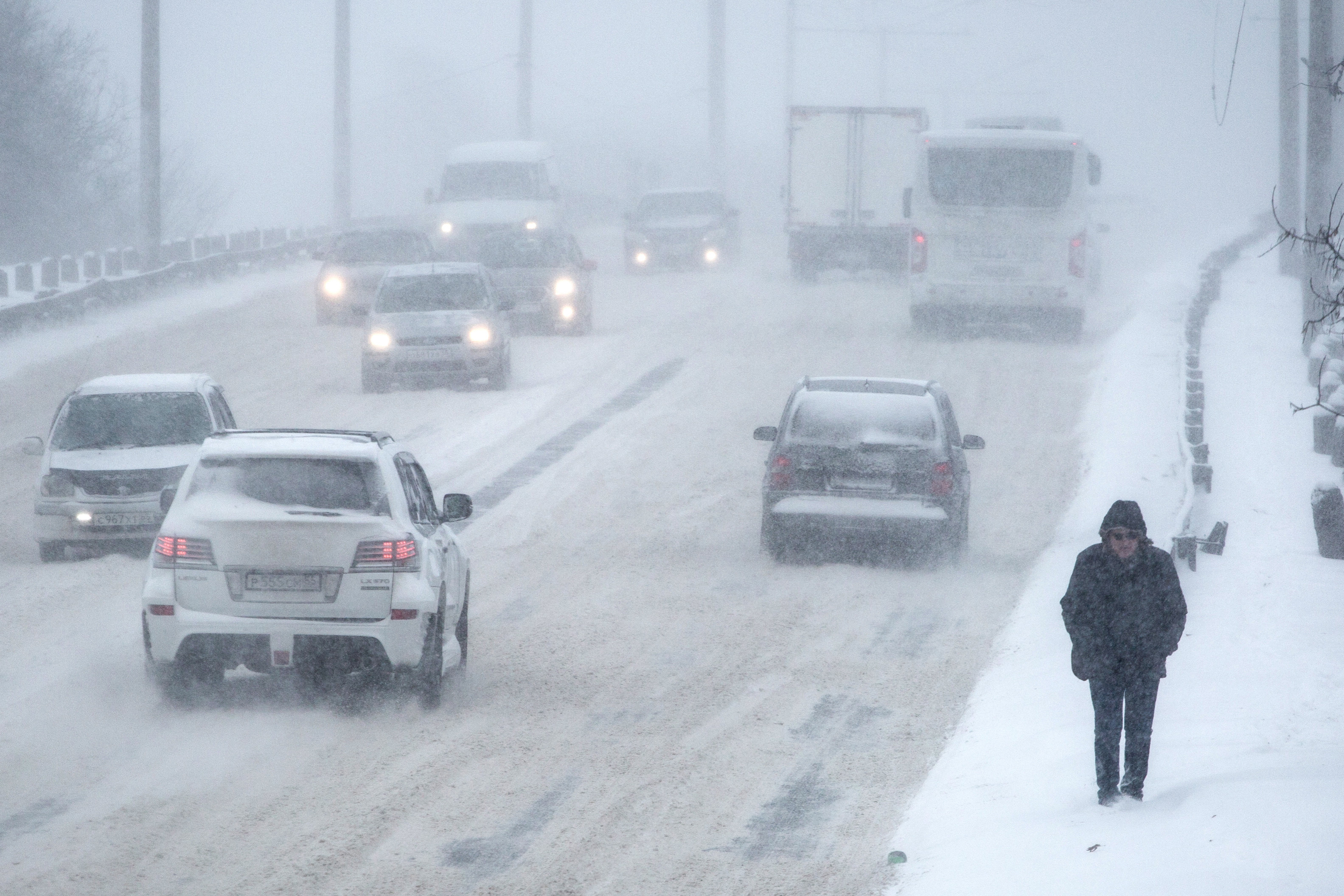 дождь зимой. прогноз погоды метель. сильный снегопад. штормовое предупреждение зима. прогноз погоды метель.