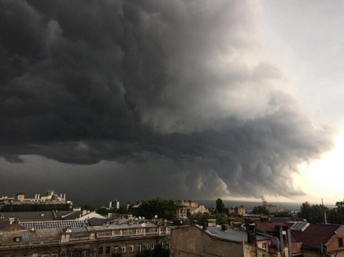 Ураган сносит деревья. Сильный ураган. Погода сильная буря. Великая гроза. Самое большое торнадо в мире.