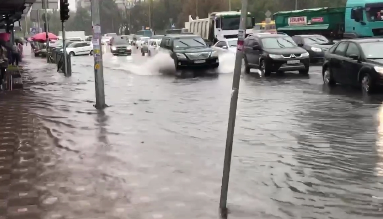 Киевское метро затопило. Затопило Киев блогер.