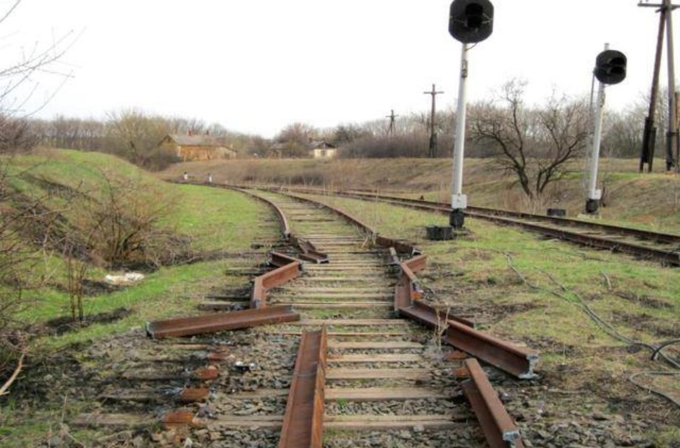Закрывают железные дороги. Донбасская железная дорога. Литва демонтирует ЖД пути. Разобранная железная дорога. Разрушенная железная дорога.