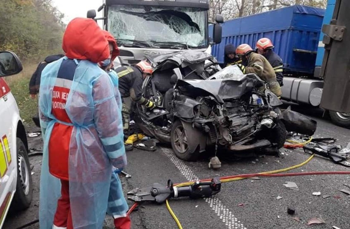 В Черкасской области фура влетела в грузовик и зажала авто, пассажиры  погибли на месте (фото)