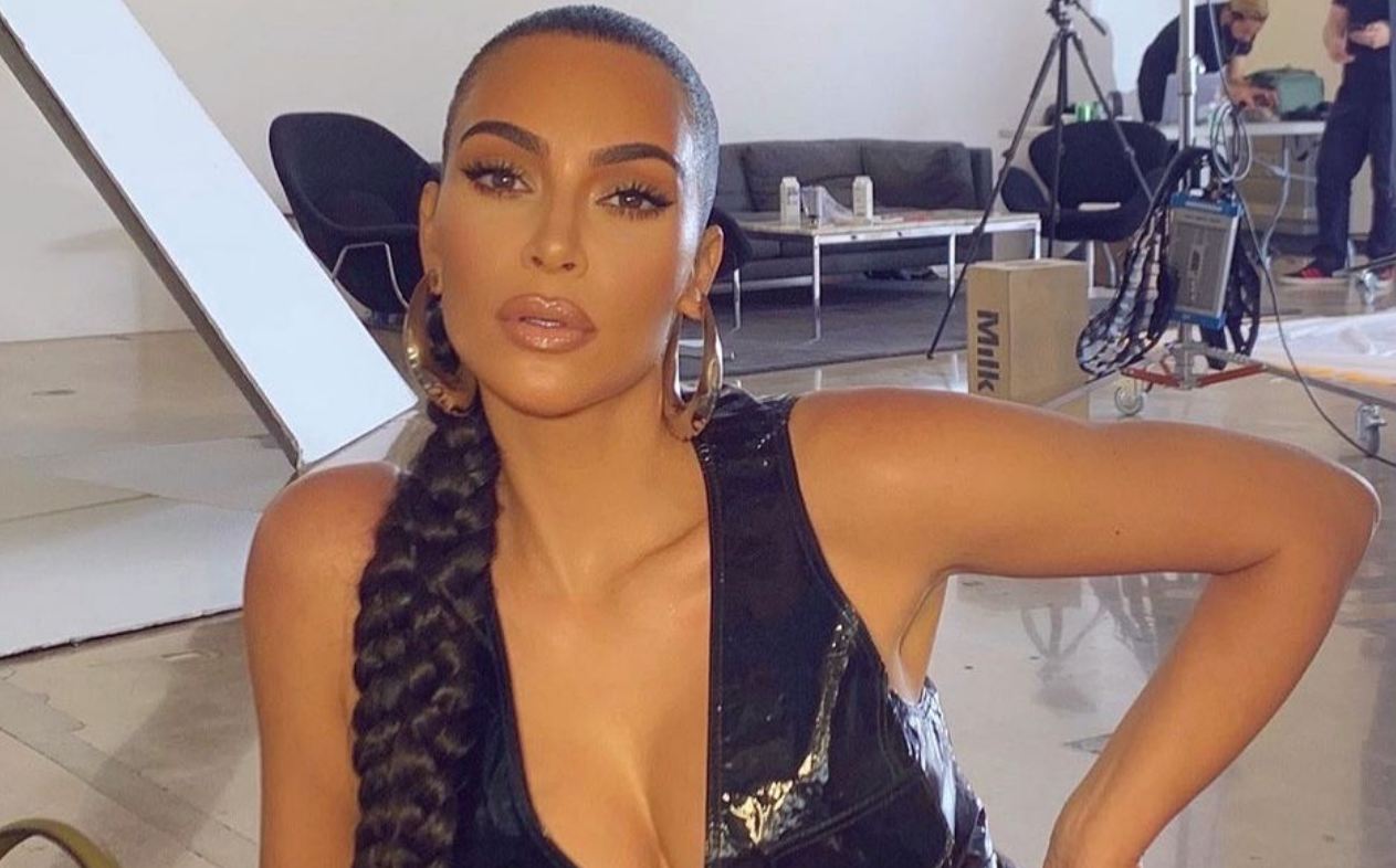 Model Kim Kardashian walked down the street in an outfit with a bold neckline (photo)