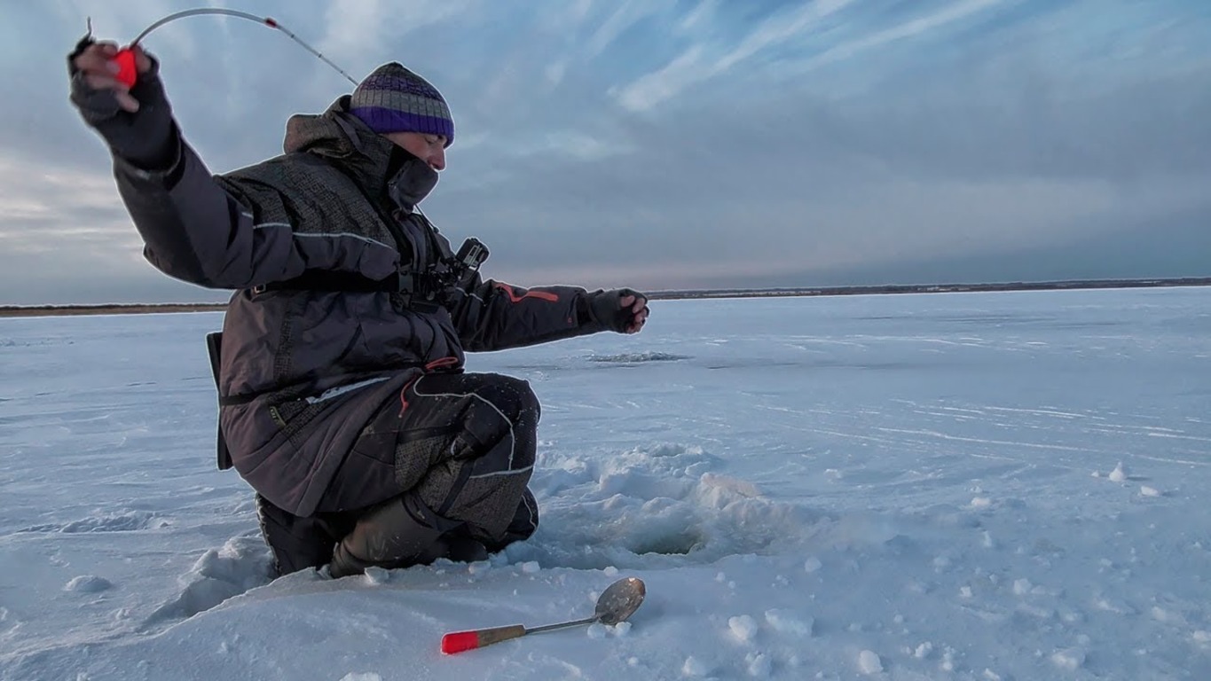 Плюсы зимней рыбалки. Зимняя рыбалка. Подледная рыбалка. Рыбалка на льду. Зимнее озеро с рыбаками.