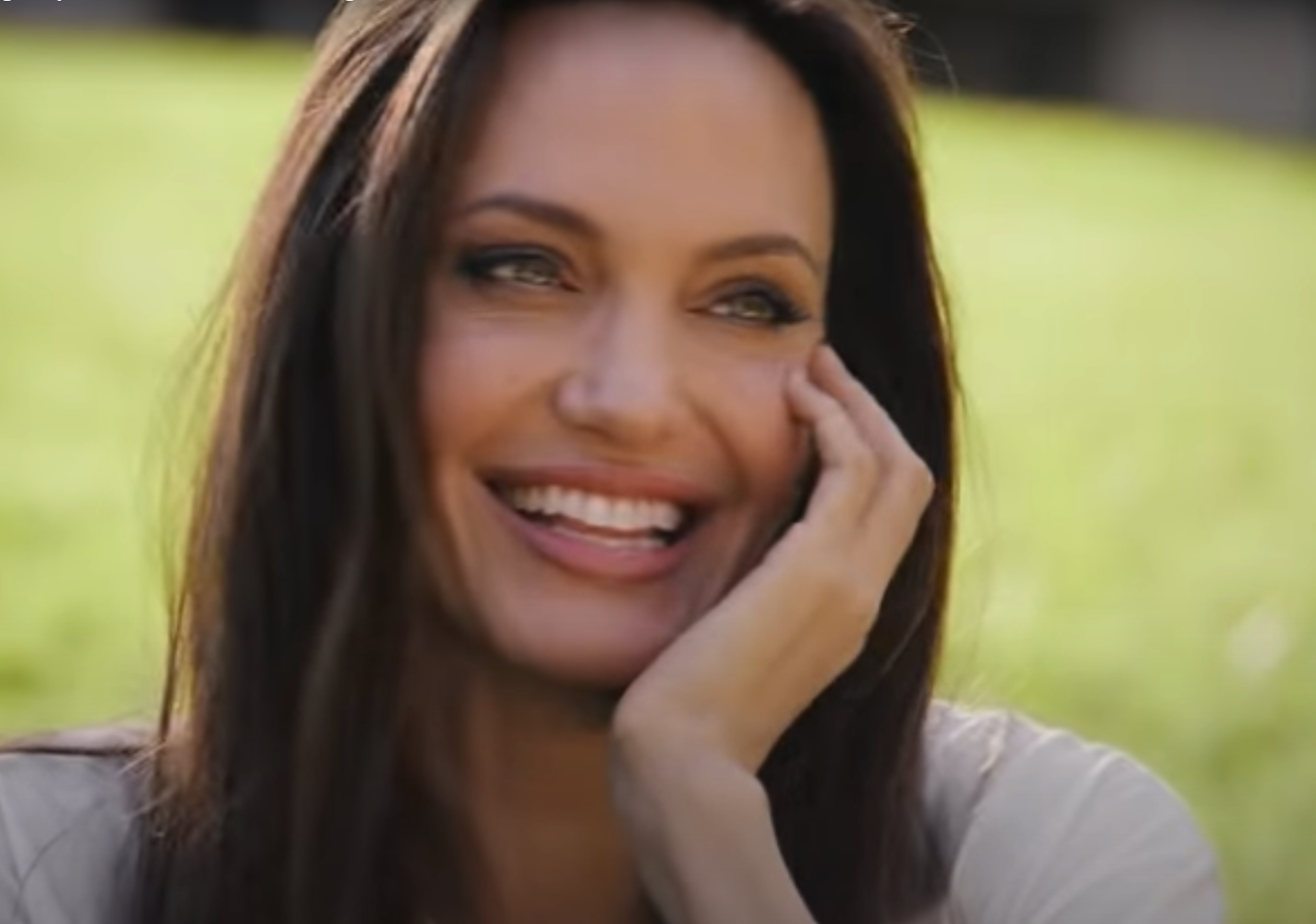 Angelina Jolie with eyebrows-strings surprised by her appearance without Photoshop: “What is it now ….”