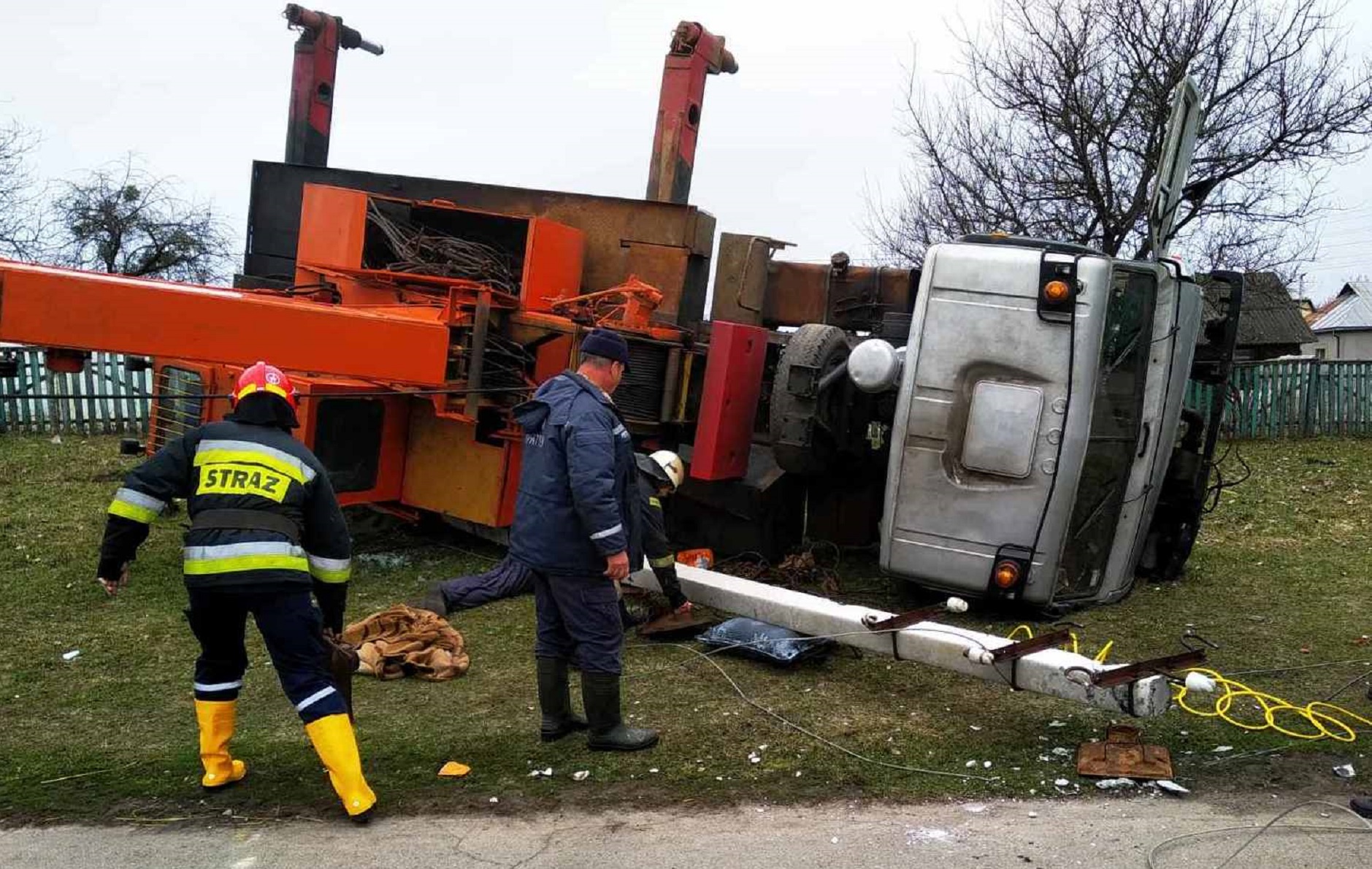 Чернигов новости. Кран упал. Водитель крана автомобильного. Эвакуаторы Автокраны фото.