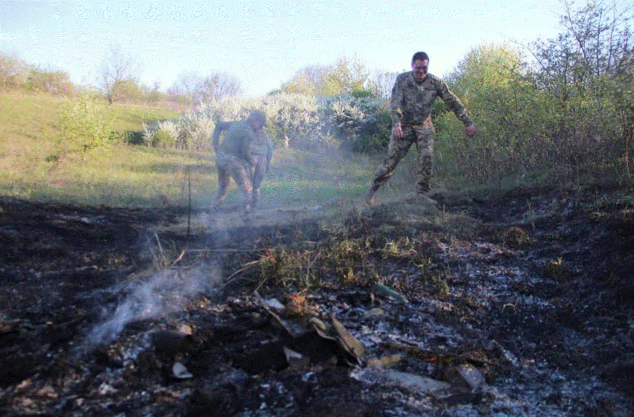 Бойовики обстріляли житловий сектор на Донбасі, фото наслідків: "Ракета вибухнула і викликала пожежу"
