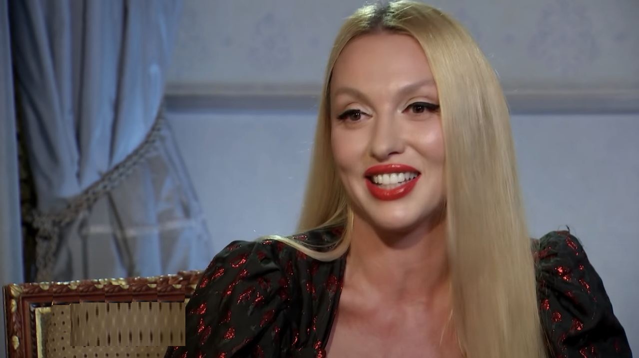 Задерла юбку 
