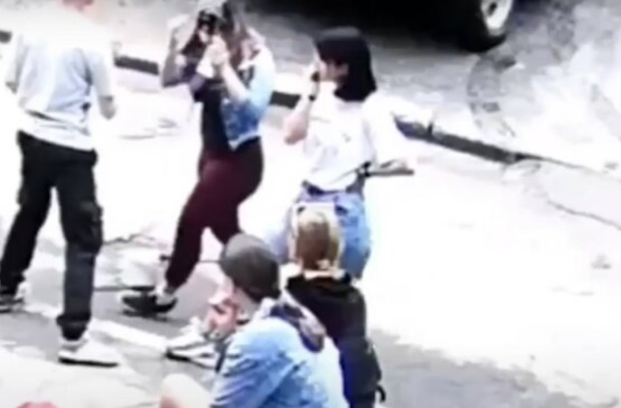 яна леонова блоггер монашка. девочка избила монашку. девушка избила пятиклассницу. девочка избила монашку. избиение девочки в ижевске 2020.