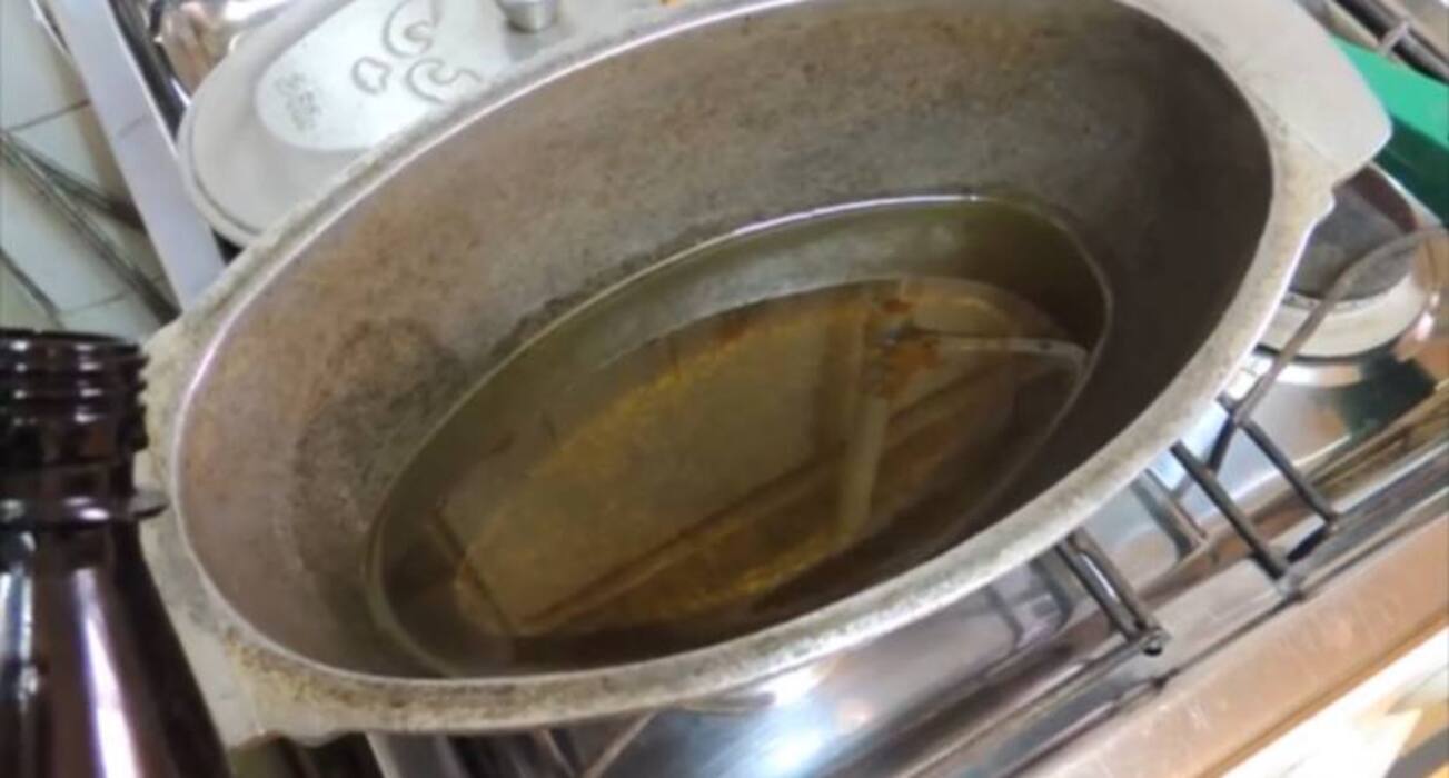 Почему сковорода брызгает маслом?